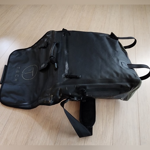 TUMI - Rare Hydro Sports Waterproof Large Messenger Shoulder Bag Black/Grey-Men - Picture 4 of 12